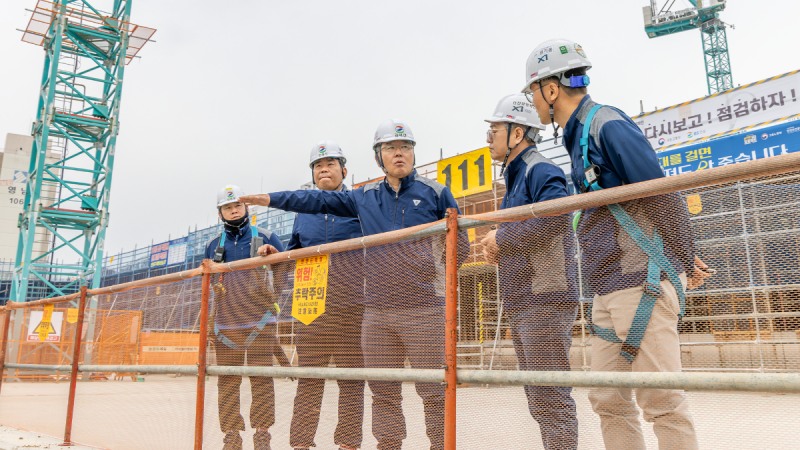 지난 17일 김태진 GS건설 사장(사진 가운데)이 아파트 건설현장을 방문해 안전점검하고 있는 모습./사진제공=GS건설