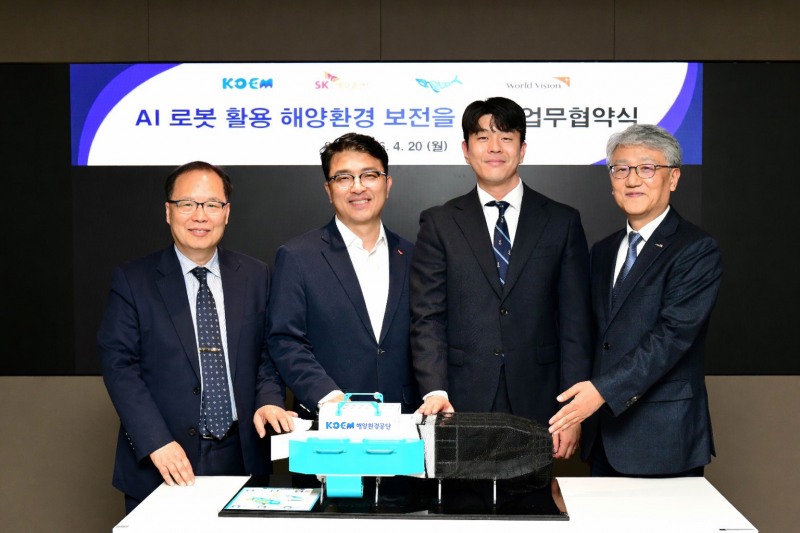 임재욱 SK에코플랜트 경영지원센터장(왼쪽에서 2번째) 및 참여 기관 관계자들이 AI 해양정화 로봇 도입 및 미래세대 해양환경 교육을 위한 다자간 업무협약을 체결하고 기념촬영을 하는 모습./사진제공=SK에코플랜트