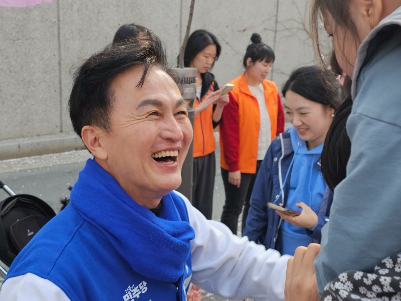 더불어민주당 류삼영 동작구청장 후보가 관내 어린이와 소통하는 모습./사진=제공류삼영 후보 선거캠프