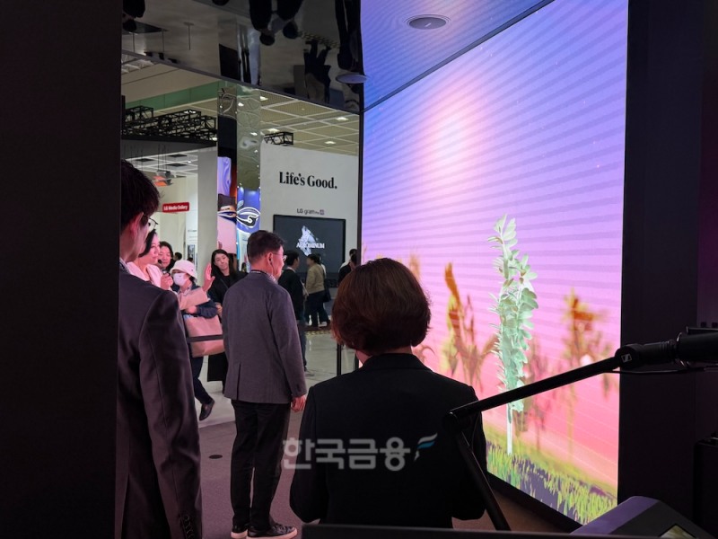 관람객이 자신이 녹음한 목소리에 어울리는 형태로 제작된 식물 미디어 아트를 관람하고 있다. /사진=정채윤 기자