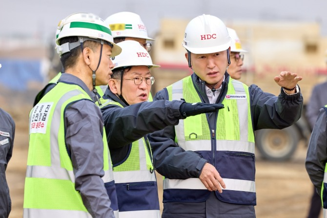 정경구 IPARK현대산업개발 대표(왼쪽에서 두번째)와 양승철 최고안전책임자(세번째)가 경기 파주시 '운정 아이파크 포레스트' 건설 현장을 찾아 안전점검을 하는 모습./사진제공=IPARK현대산업개발