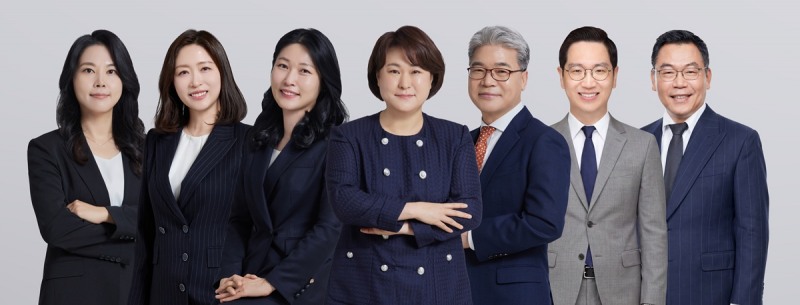 오는 25일 국민이주 본사에서 열리는 미국투자이민 세미나에서 발표와 상담을 하는 전문가들. 사진 중앙은 김지영 대표. 사진제공=국민이주