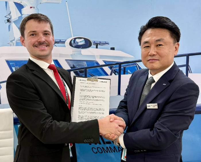 LIG D&A가 밀코르와 미래 무인 항공플랫폼 및 통합 임무장비 기술 협력을 위한 업무협약을 체결했다. (오른쪽부터) 윤승욱 LIG D&A 해외사업부장과 헨드릭 드 웻(Hendrik de Wet) 밀코르 아시아사업개발부장(Head of Business Development)이 서명 후 기념촬영을 하고 있다. /사진제공=LIG D&A