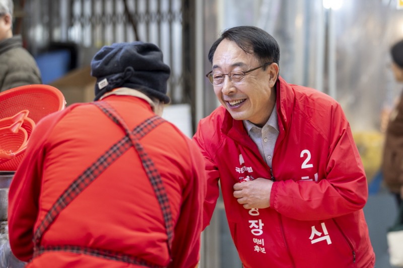 최웅식 국민의힘 영등포구청장 예비후보가 선거 유세 중인 모습./사진제공=최웅식 예비후보 캠프