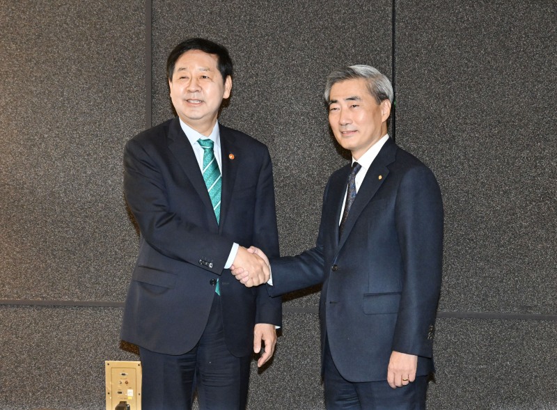 구윤철 부총리 겸 재정경제부 장관(왼쪽)이 23일 서울 중구 은행연합회에서 신현송 신임 한국은행 총재(오른쪽)와 조찬 회동에서 악수하고 있다. / 사진출처= 재정경제부(2026.04.23)