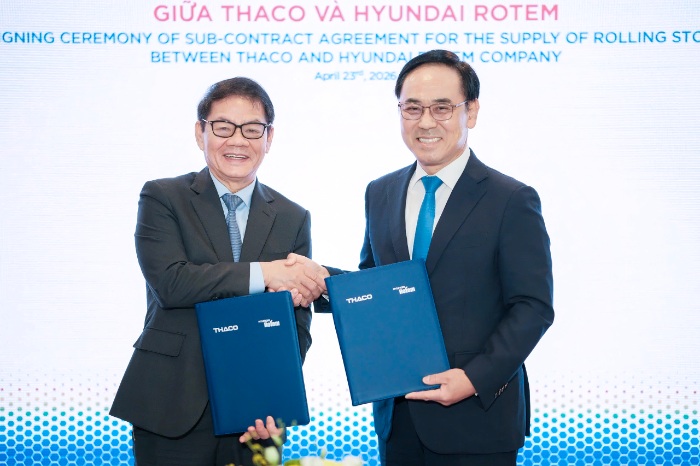 이용배 현대로템 대표이사 사장(오른쪽)과 쩐 바 즈엉 타코 그룹 회장이 23일(현지 시간) 베트남 하노이에서 열린 호치민 메트로 2호선 사업 계약식에서 기념 촬영을 하고 있다. /사진제공=현대로템