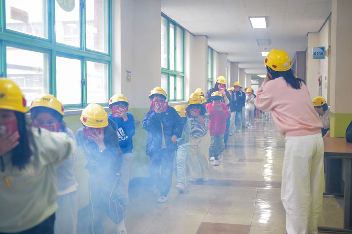 현대건설은 건설산업사회공헌재단·플랜코리아와 함께 경남 창원시 진해구 안골포초등학교에서 ‘재난안전교육 및 어린이용 경안전모 전달식’을 진행했다./사진제공=현대건설