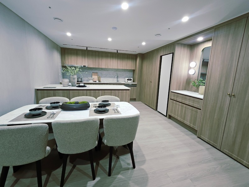 'e편한세상 부천 어반스퀘어' 견본주택 내부에 마련된 독립 주방 유니트. 유상 옵션이나 동선 등 미리 확인할 수 있다./한국금융신문 조범형 기자