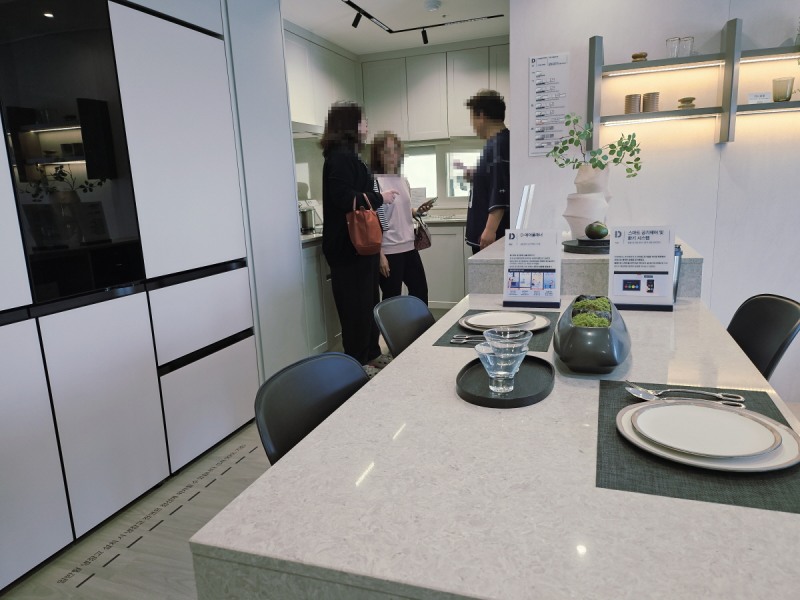 'e편한세상 부천 어반스퀘어' 74B㎡타입 주방을 확인하고 있는 방문객들./한국금융신문 조범형 기자