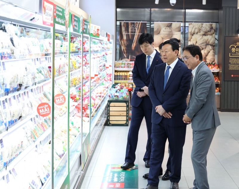 신동빈 롯데그룹 회장이 23일 베트남 하노이에 위치한 롯데몰 웨스트레이크 하노이를 찾아 올해 첫 해외 현장 경영을 펼쳤다. 신 회장(오른쪽 두번째)이 롯데몰 웨스트레이크 하노이의 롯데몰/롯데마트 매장을 시찰하고 있다./사진제공=롯데그룹