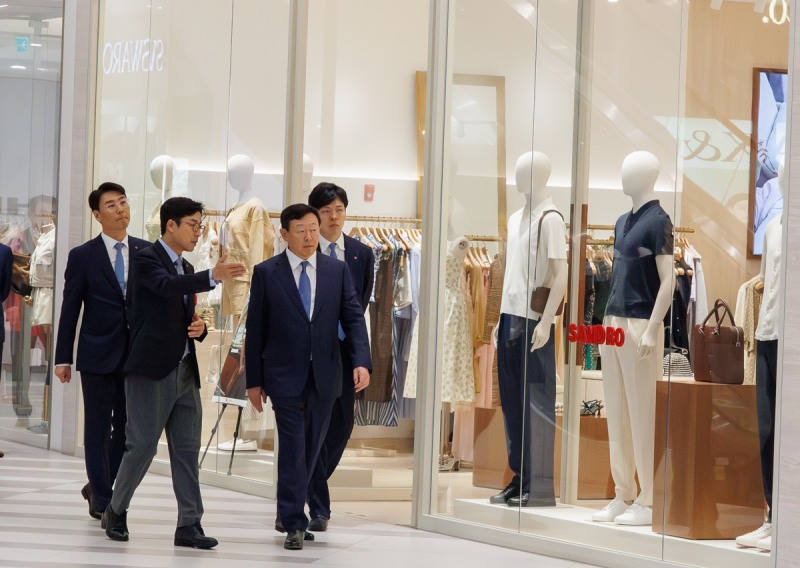 신동빈 롯데그룹 회장(오른쪽 두번째)이 23일 베트남 하노이에 위치한 롯데몰 웨스트레이크 하노이를 찾아 롯데몰을 시찰하고 있다. /사진제공=롯데그룹