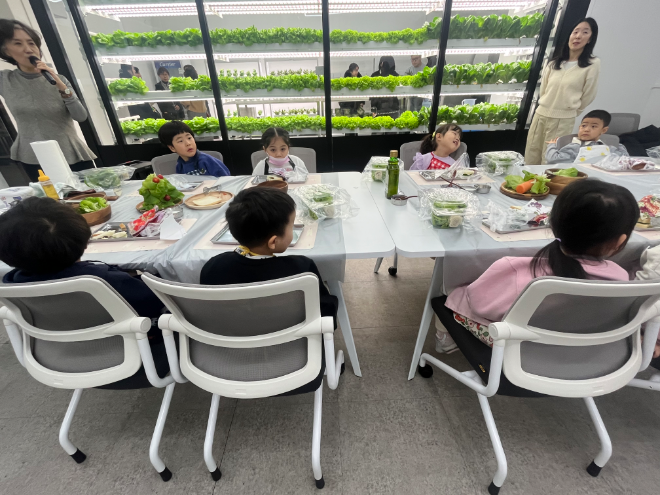 영등포구 정원문화센터 양평점에서 체험 프로그램에 참여하고 있는 구립양평2동어린이집 원아 모습./사진제공=영등포구청