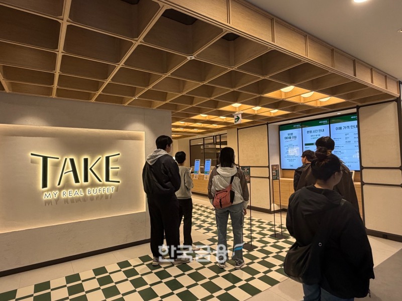 아워홈이 오는 5월 1일 테이크 1호점 정식 오픈을 앞두고 29일 관계자 초청 시식 행사를 진행했다. 사진은 테이크 매장을 구경하고 있는 사람들. /사진=박슬기 기자