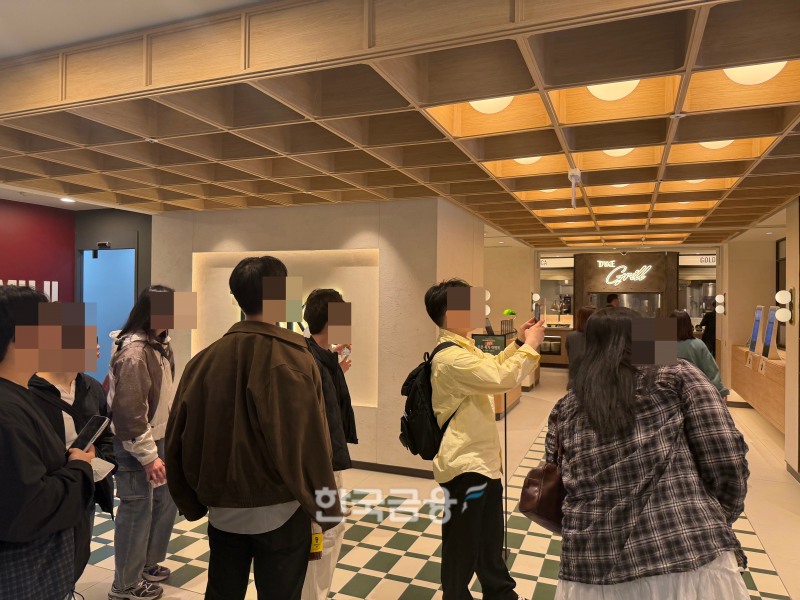 테이크 매장 입구에 모여든 사람들. /사진=박슬기 기자