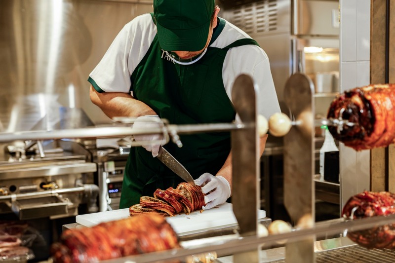 바베큐 특화 코너 라이브 그릴 존 ‘테이크 그릴’. /사진제공=아워홈