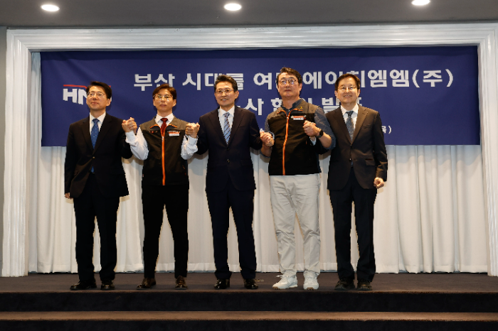 30일 서울 여의도에서 진행된 노사합의서 서명식에서 (왼쪽부터) 황종우 해양수산부 장관, 정성철 HMM육상노조 지부장, 최원혁 HMM 대표이사 사장, 이재진 사무금융서비스노조 위원장, 김형준 한국해양진흥공사 본부장이 기념촬영을 하고 있다. /사진제공=HMM