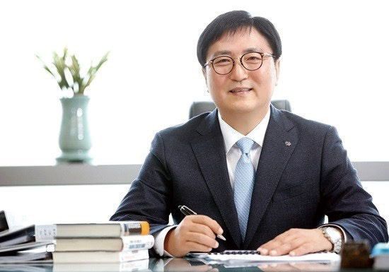 △1962년생 / 1980년 충남 예산 대흥고등학교 졸업 / 1985년 고려대학교 경영학과 졸업 / 1985년 삼호 입사 / 2014년 삼호 경영혁신본부장 전무 / 2016년 9월 고려개발 대표이사 부사장 / 2017년 대림산업 건축사업본부 전무 / 2018년 대림산업 대표이사 / 2024년 DL건설 대표이사 / 2024년~ DL이앤씨 대표이사
