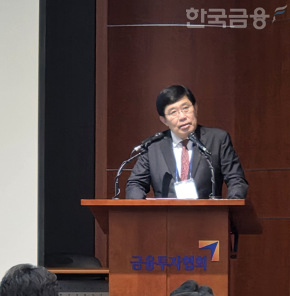 윤창현 코스콤 사장은 11일 서울 금융투자협회 불스홀에서 디지털융합산업협회(DCIA), 한국웹3블록체인협회(KWBA), 블록체인융합기술포럼(BCTF)이 공동 주최한 ‘토큰증권(STO)의 발행·유통 활성화와 디지털자산 발전 정책 세미나’에서 환영사를 했다. / 사진= 한국금융신문(2026.05.11)