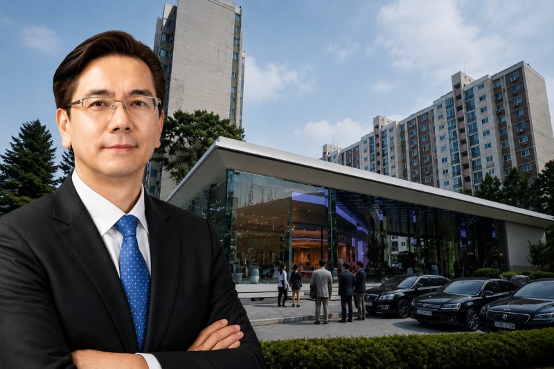 이한우 현대건설 대표이사(사진 왼쪽)와 압구정3구역 홍보관 현장./사진제공=AI생성 이미지