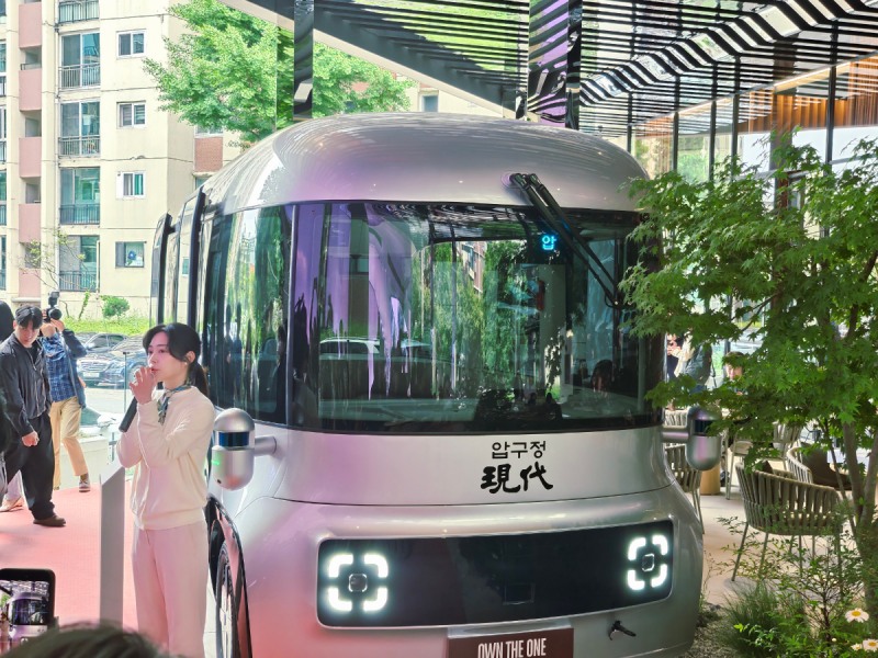 현대건설 관계자는 DRT 무인셔틀에 대해 설명하고 있다./한국금융신문 조범형 기자