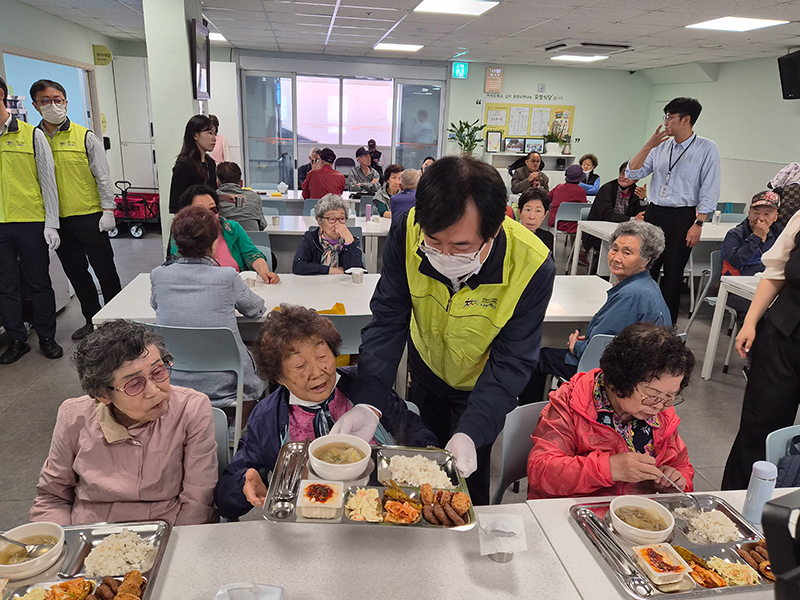농협경제지주 축산경제 안병우 대표이사가 14일 서울 흑석종합사회복지관을 찾아 축산물 나눔을 실시했다.(ㅏ진제공=축산경제)