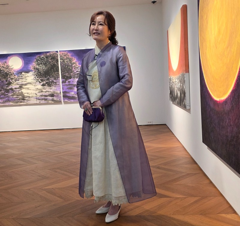류재춘 작가가 14일 서울 아톨로지에서 개막한 전시회에서 자신의 대표작품 가운데 하나인 월하, 더문 등을 소개하고 있다.