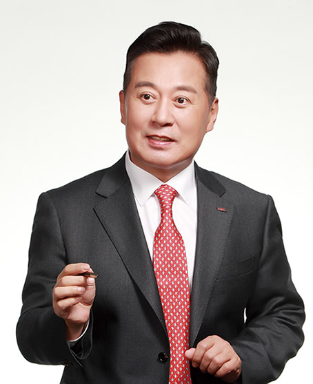 △ He is= 1962년 출생/ 부산 대동고, 부산대 경제학과 졸업/ 삼성증권 기업금융팀장/ 한국투자증권 FAS부문장/ SK증권 기업금융본부장/ HMC투자증권 기업금융본부장/ 하나금융투자 IB부문장(전무)/ 유안타증권 IB부문대표(전무)/ 2024년 1월~현재, BNK투자증권 대표이사 사장 // 사진제공= BNK투자증권