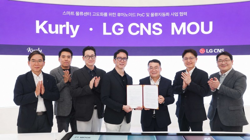 박상균 LG CNS 통신유통서비스사업부장(오른쪽 두번째)과 이준호 스마트물류&시티사업부장(오른쪽 세번째)이 허태영 컬리 최고운영책임자(COO) 등 경영진과 기념촬영을 하고 있다. /사진=LG CNS