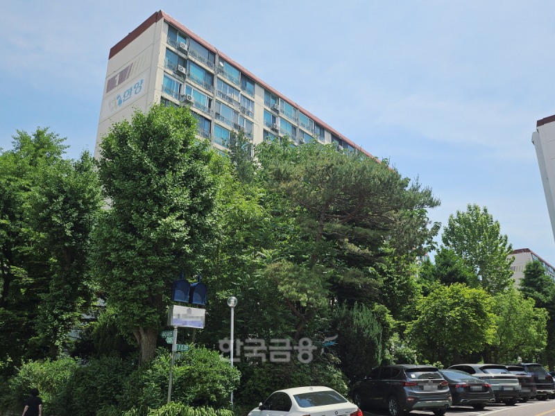 서울 강남구 압구정동 한양 1·2차 아파트를 재건축하는 압구정5구역은 '압구정한양1·2차'를 통합 재건축해 지하 5층~지상 68층, 8개동, 공동주택 1397가구를 짓는 사업이다. 현재 현대건설과 DL이앤씨가 시공권을 두고 수주전을 벌이고 있다. 오는 30일 시공사 선정 총회를 통해 최종 시공사가 선정된다./사진=조범형 기자