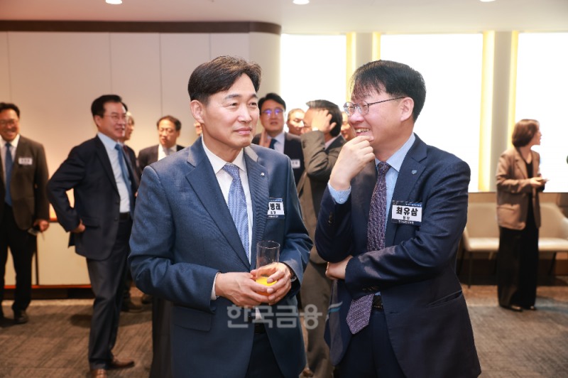 이병래 손해보험협회 회장(왼쪽)과 최유삼 신용정보원 원장이 2026한국금융미래포럼 VIP간담회에서 이야기를 나누고 있다./사진=한국금융신문