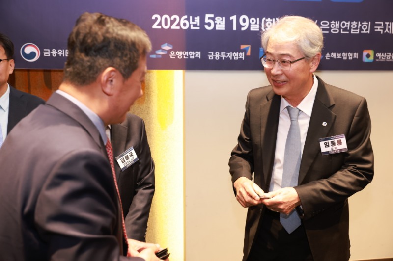 임종룡 우리금융지주 회장이 신명호 BNK투자증권 대표와 이야기를 나누고 있다./사진=한국금융신문
