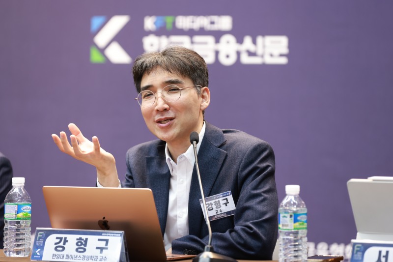 강형구 한양대 파이낸스경영학과 교수가 19일 한국금융신문 주최로 서울 명동 은행회관에서 열린 '2026 한국금융미래포럼: AI 3대 강국, 금융혁신의 길' 패널토론에서 발언하고 있다. / 사진= 한국금융신문(2026.5.19)