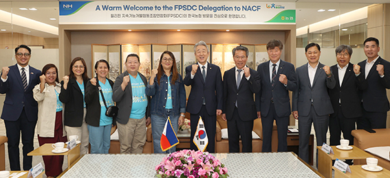 ▲ 20일 농협중앙회를 방문한 FPSDC 연수단이 기념촬영을 하고 있다.(사진은 왼쪽에서 일곱 번째 강호동 회장)