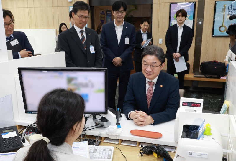 이억원 금융위원장이 22일 오전 국민참여형 국민성장펀드 판매처 중 하나인 서울 종로구 NH농협은행 정부서울청사지점을 방문해 펀드 가입 과정의 전반을 직접 경험하며, 가입 절차상의 편의성과 애로사항 등을 점검한 후 펀드 가입서류에 서명했다. / 사진제공=금융위원회(2026.05.22)