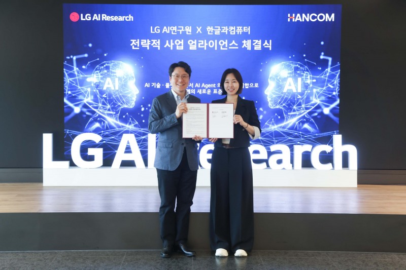 5월 22일 서울 마곡 LG AI연구원 사옥에서 김연수 한컴 대표(오른쪽)와 임우형 LG AI연구원 원장이 함께 전략적 사업 얼라이언스 협약을 체결했다. /사진=한컴