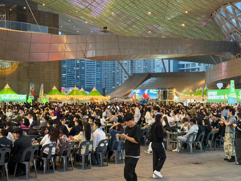 지난 22일 열린 부산 센텀맥주축제에서 방문객들이 축제를 즐기고 있다. /사진=양현우 기자