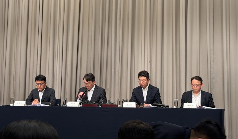 경영진이 진상조사 결과를 발표하는 모습. 이규봉 경영지원총괄 전무(왼쪽부터), 전상진 신세계그룹 경영총괄 부사장, 김수완 대외협력본부장 부사장, 양종환 감사팀장 상무. /사진=박슬기 기자