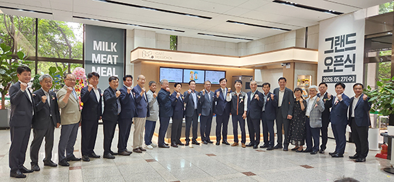 ▲ 27일, 서울지역본부 M 카페 매장 앞에서 축산경제 안병우 대표이사(오른쪽에서 여덟 번째), NH노조위원장(오른쪽 아홉 번째), 목우촌 박철진 대표이사(오른쪽 열 한번째), 이사 조합장, 사외이사 등이 참석한 가운데 오픈 행사를 개최했다.