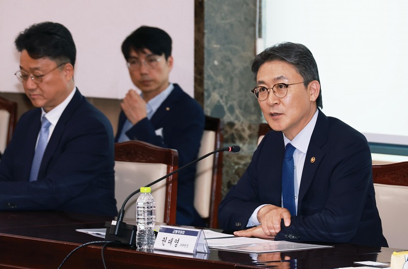 권대영 금융위원회 부위원장이 28일 오후 서울 종로구 정부서울청사에서 경찰청, 금융정보분석원, 금융감독원, 금융보안원, 전(全) 금융권 협회 및 주요 시중은행 담당자 등과 함께 개최한 금융권 보이스피싱 근절 협의회 제1차 회의에서 신종피싱 범죄에 대한 효과적인 탐지·차단 방안, 두터운 피해자 보호를 위한 정부·민간의 자체적 대응, 기타 피싱범죄 방지를 위한 기관간 협조체계 구축 등에 대해 논의했다. / 사진제공=금융위원회