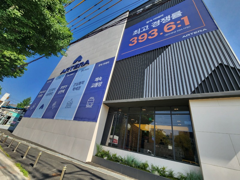 견본주택 외벽에 일반공급 경쟁률 현수막이 걸려 있다./사진제공=금호건설