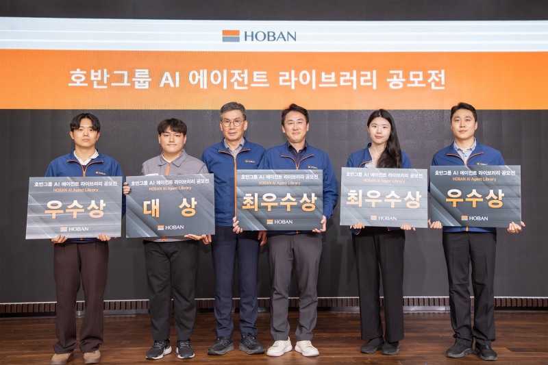 문갑 호반건설 경영부문대표(왼쪽에서 세번째)가 ‘호반그룹 AI 에이전트 라이브러리 공모전’ 시상식에서 수상자들과 기념촬영을 하는 모습./사진제공=호반그룹