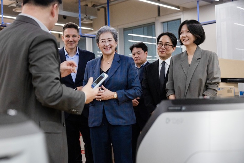 리사 수 AMD 최고경영자(CEO)(왼쪽 세 번째) , 최수연 네이버 대표.(오른쪽 첫 번째) /사진=네이버