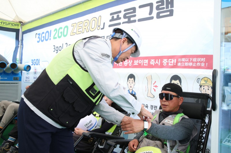 지난 1일 인천 서구에 위치한 가좌 테크센터 현장에서 현대건설 신재점 CSO가 온열질환 예방 프로그램의 일환으로 체열 감지 웨어러블 장비를 통해 근로자 건강 상태를 체크하고 있다./사진제공=현대건설