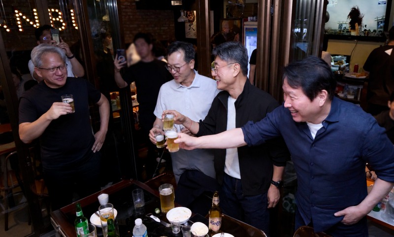 (왼쪽부터) 젠슨 황 엔비디아 최고경영자(CEO), 김주선 SK하이닉스 AI 인프라 사장, 정재헌 SKT CEO, 최태원 SK그룹 회장. /사진=SKT
