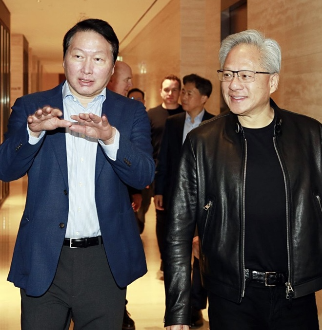 2026년 6월 8월 젠슨 황 엔비디아 CEO(오른쪽)에게 SK 서린사옥을 소개하는 최태원 SK 회장. 사진=SK하이닉스
