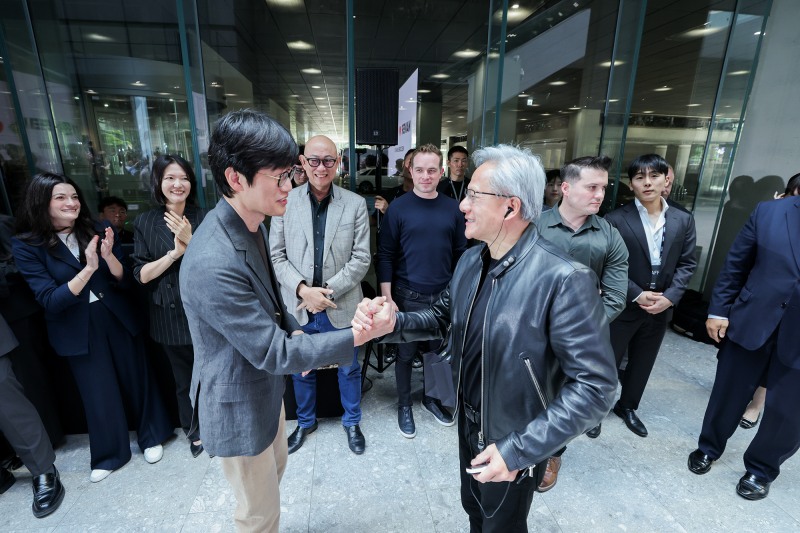 지난 8일 젠슨 황 엔비디아 최고경영자(CEO)는 경기 성남시 분당구에 위치한 네이버 사옥 '1784'를 찾아 이해진 네이버 글로벌투자책임자(GIO) 겸 이사회 의장과 회동했다. /사진=네이버