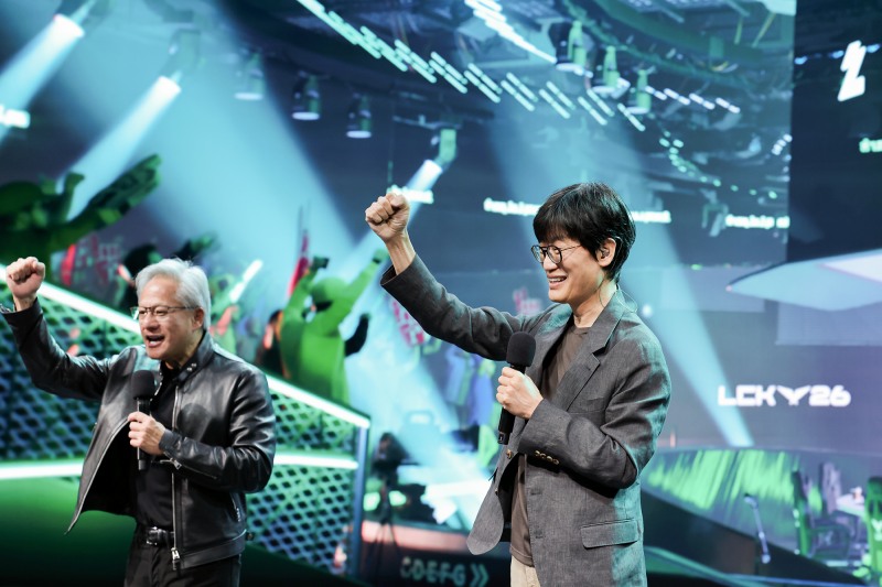 지난 8일 젠슨 황 엔비디아 최고경영자(CEO)가 네이버 1784 사옥 비전스테이지에서 열린 치지직 특별 라이브에 이해진 네이버 글로벌투자책임자(GIO) 겸 이사회 의장과 함께 출연했다. /사진=네이버