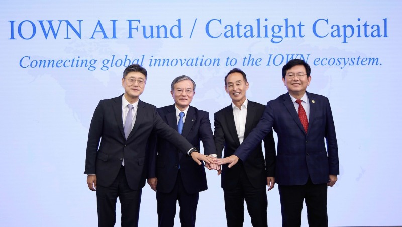 (왼쪽부터) 정재헌 SKT 대표, 시마다 아키라 NTT 최고경영자(CEO), 손영권 월든 카탈리스트 벤처스(WCV) 공동 창업자, 린롱츠 중화텔레콤 사장. /사진=SKT