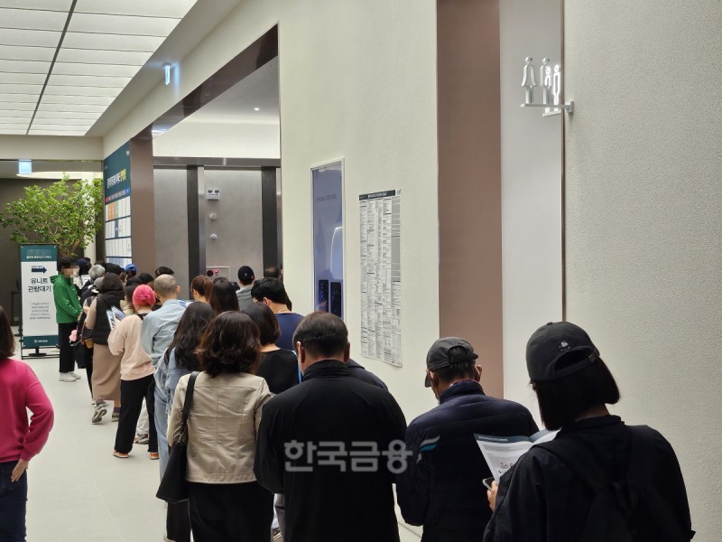지난해 10월 견본주택에 입장하기 위해 운집한 수요자들./사진=조범형 기자