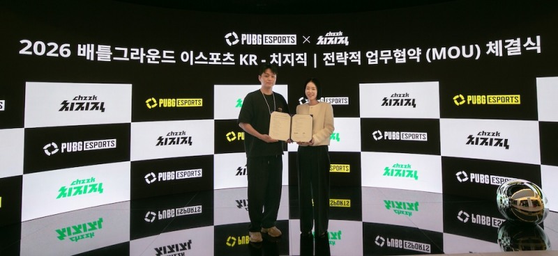 12일 서울 강남구에서 열린 배틀그라운드 e스포츠·치지직 전략적 업무협약 체결식에서 박수용 크래프톤 e스포츠 실장(왼쪽)과 신슬기 네이버 게임 콘텐츠 제휴 리더가 기념사진을 촬영하고 있다. /사진=네이버